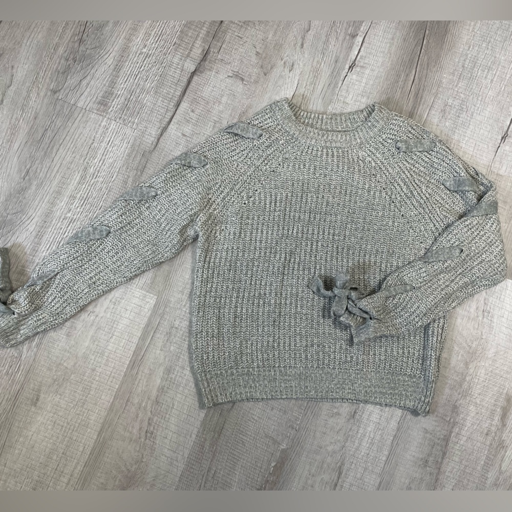 Women’s super soft grey knit sweater size large.